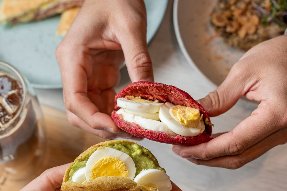 Arepa de remolacha y avocado toast con huevo en GROU Coffee + Cowork en Coral Gables