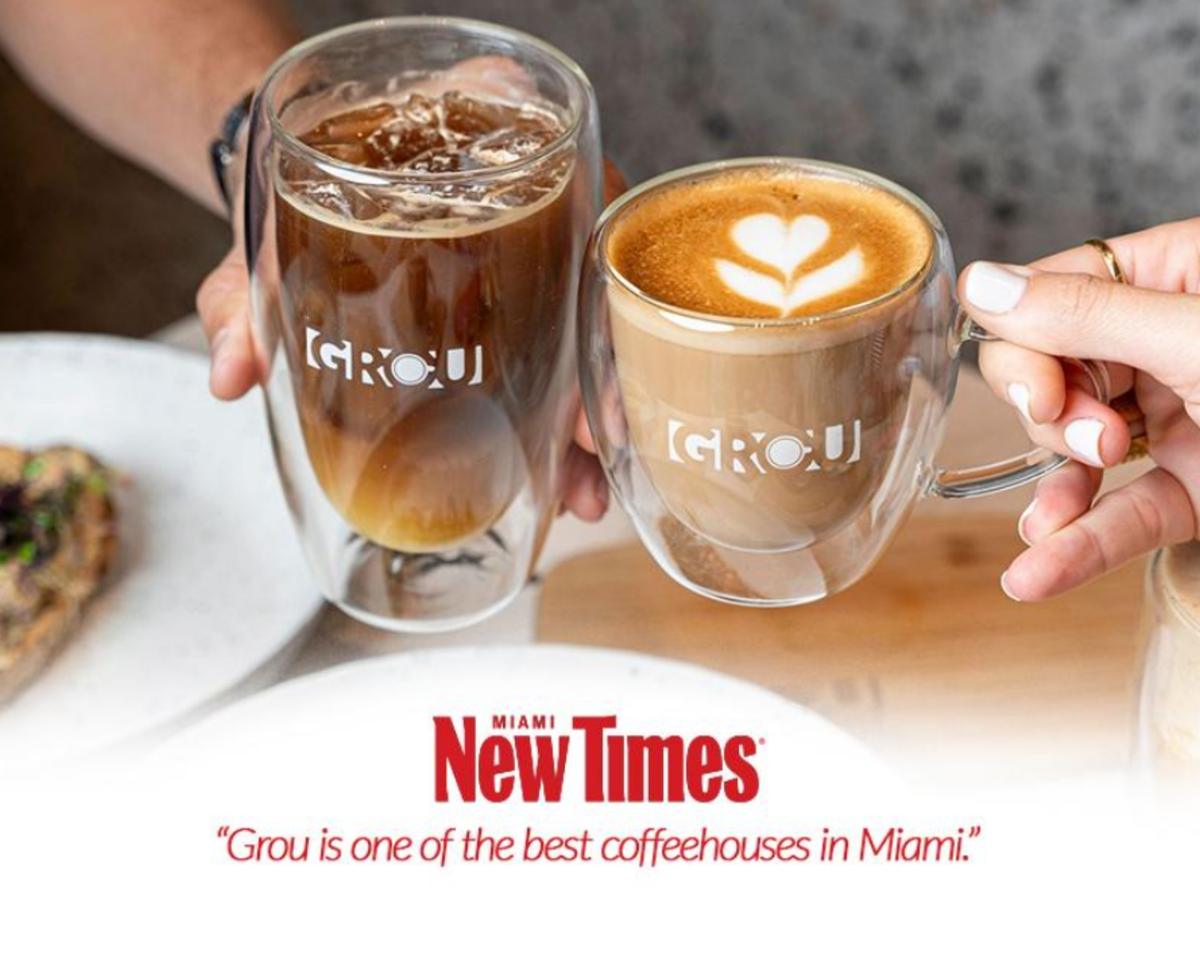 Vasos GROU con café helado y café con latte art brindando encima del logo de Miami New Times y su frase sobre las mejores cafeterías