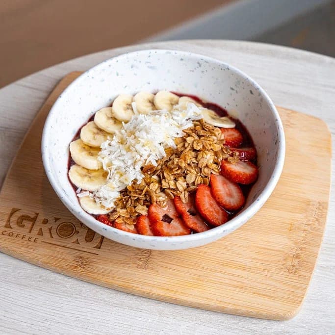 Acai bowl con banana, fresas, coco y granola en GROU, Coral Gables