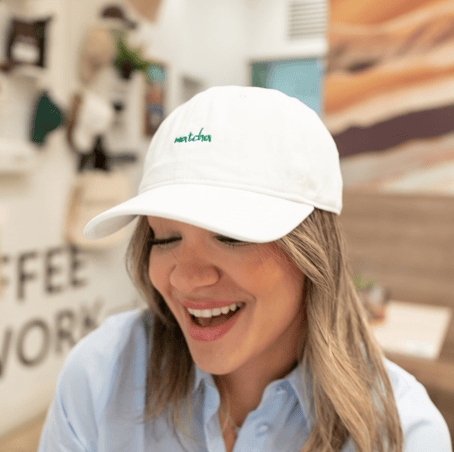 Mujer riendo con la gorra Matcha blanca con bordado verde en GROU