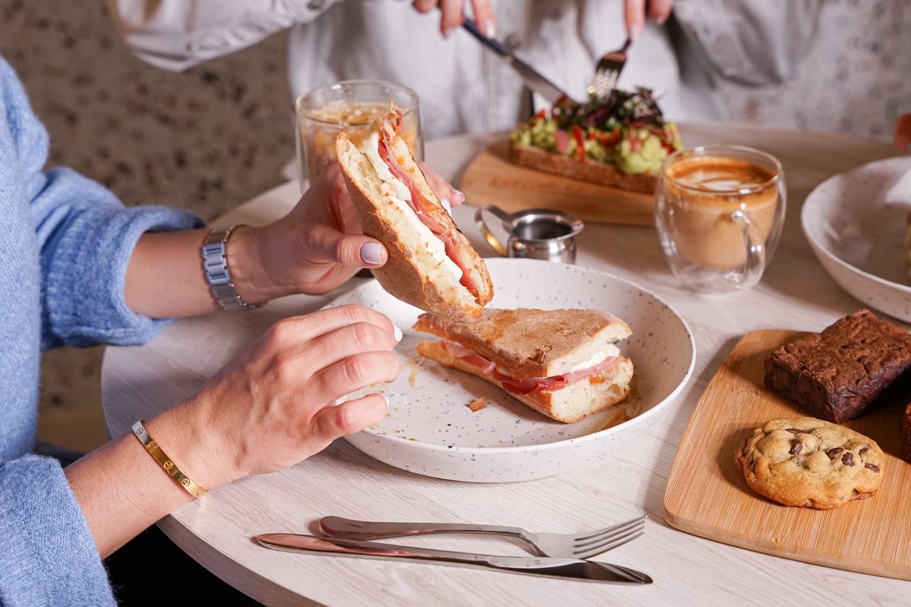Conoce tu nuevo crush: el Honey Whipped Oat Latte
