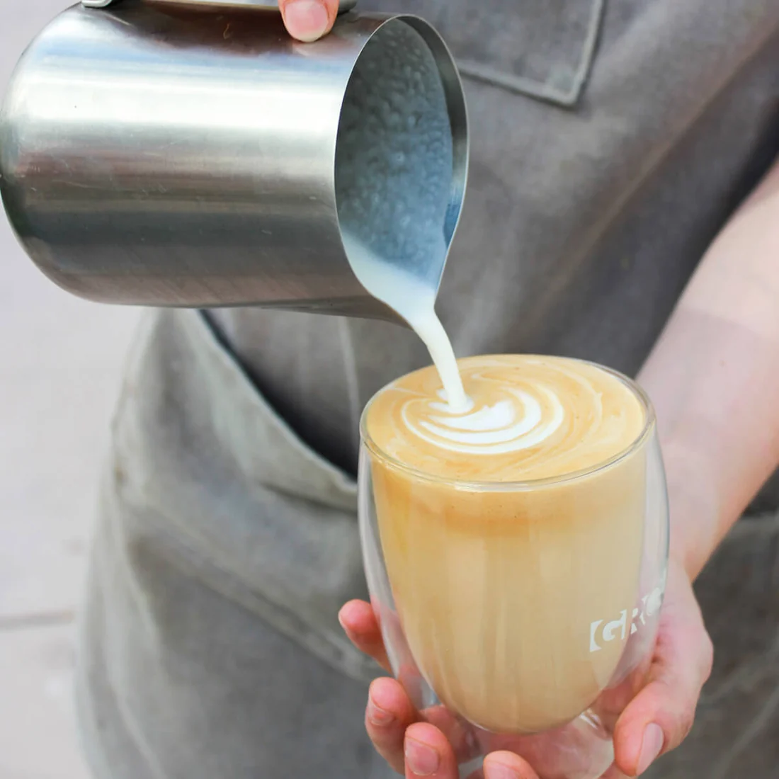 Barista de GROU preparando café